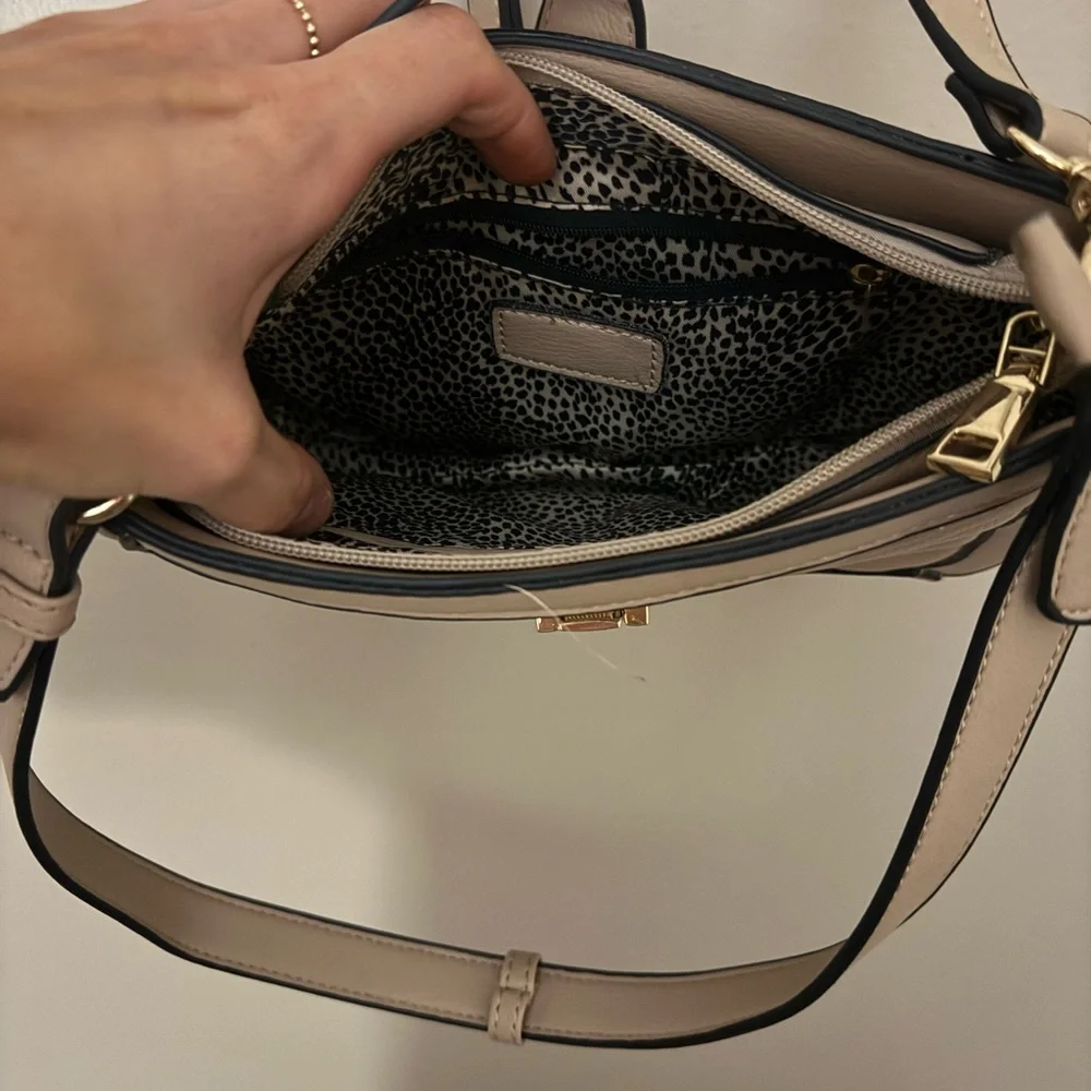 Elegant Cream Crossbody Bag - Picture 4 of 4